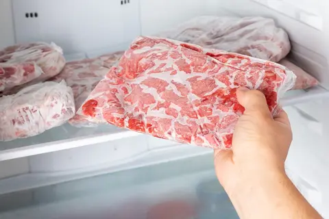 Có nên ướp thịt rồi cấp đông trong tủ lạnh? Những điều cần biết trước khi áp dụng để thịt không bị khô và mất vị