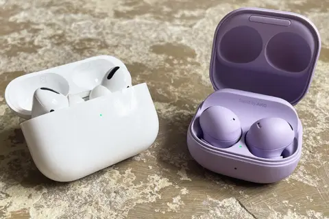 So sánh Buds 2 Pro và AirPods Pro chi tiết: Chọn tai nghe iPhone hay Samsung đây?