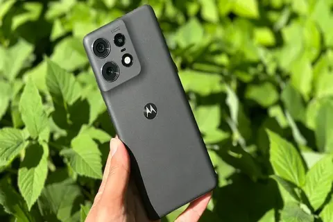 Đánh giá Motorola Edge 50s Pro cận cao cấp nổi bật với màn hình 144 Hz và sạc nhanh 125 W