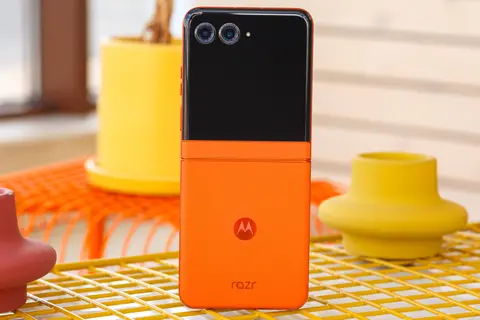 Đánh giá Motorola Razr 50: Màn hình OLED 6.9 inch, chip Dimensity 7300X, pin 4200 mAh