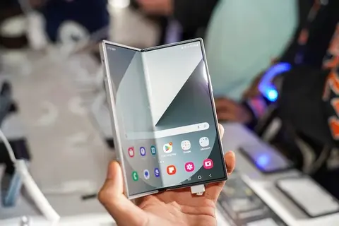 Điện thoại gập có bị lộ nếp gấp giữa màn hình không và sự thật người dùng cần biết trước khi mua