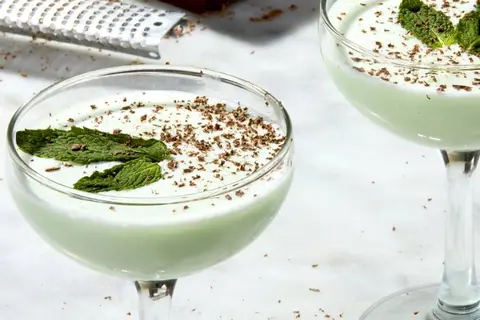 Grasshopper cocktail: Sự kết hợp đầy thú vị giữa bạc hà the mát và socola trắng ngọt ngào