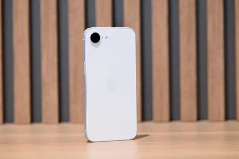 Vì sao iPhone 16e là chiếc iPhone hoàn hảo để tặng các bậc phụ huynh trong năm nay?