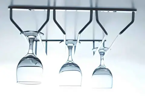 Kệ treo ly quầy bar inox: Giải pháp mang lại vẻ đẹp hiện đại và ngăn nắp cho khu pha chế