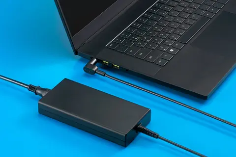 Khi sạc pin laptop có cần tắt máy không? Hướng dẫn cách sạc laptop để bảo vệ pin