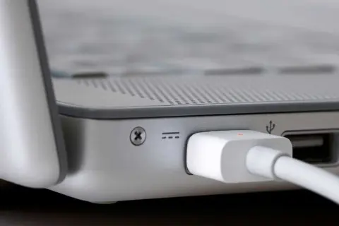 Laptop có cần sạc 3 lần 8 tiếng? Tìm hiểu cách sạc pin laptop chuẩn trong năm 2026