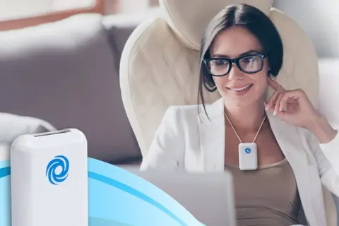 Máy lọc không khí cá nhân đeo cổ là gì? Nó có thực sự hiệu quả, an toàn không?