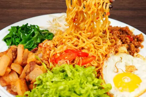 Thơm lừng giòn béo khó cưỡng với món mì trộn tóp mỡ siêu ngon tại nhà ai ăn cũng mê
