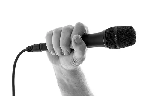 Micro có dây có những ưu và nhược điểm gì? Nên chọn mua loại không dây hay có dây thì tốt?