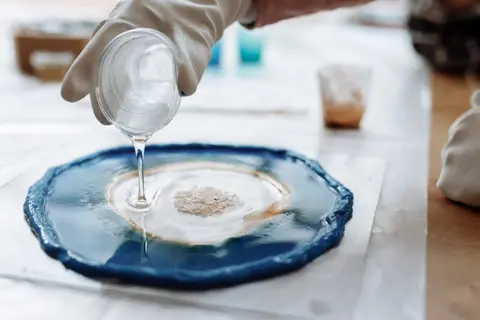 Nhựa Resin là gì? Vì sao nhựa Resin lại “hót hòn họt” trong giới trẻ và bộ môn DIY? 