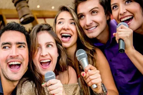 Danh sách những bài hát karaoke dễ được 100 điểm và bí quyết giúp bạn hát hay hơn