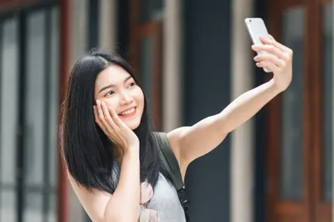 Selfie là gì? 10 bí quyết và cách tạo dáng chụp ảnh đẹp, tự nhiên cho nam nữ