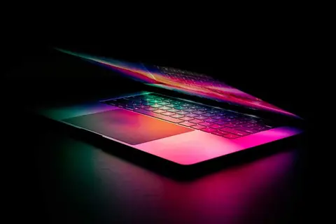 MacBook Pro OLED màn hình cảm ứng có thể ra mắt sớm hơn dự kiến