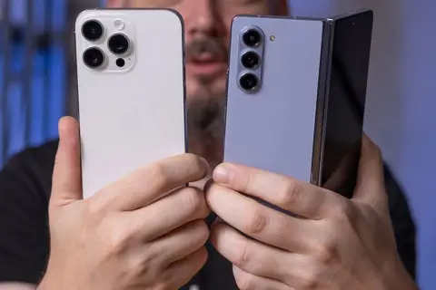 So sánh iPhone 15 Pro Max và Z Fold 5: Siêu phẩm nào đáng mua hơn trong 2025?