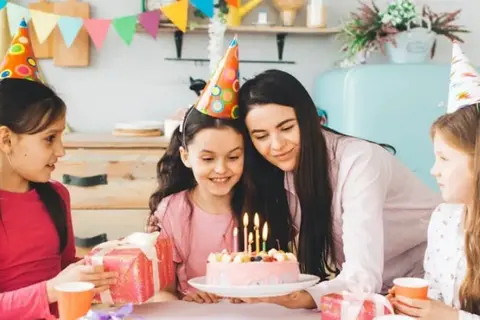 STT chúc mừng sinh nhật con gái: Những lời chúc ngọt ngào, ý nghĩa và sâu sắc nhất dành tặng bé yêu trong ngày đặc biệt