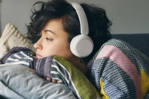 Giải đáp: Tai nghe on ear là gì và sự khác biệt so với dòng nhét tai truyền thống