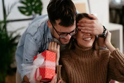 Cách tặng quà cho bạn gái hợp gu và gợi ý 10 món quà ý nghĩa, thiết thực nhất