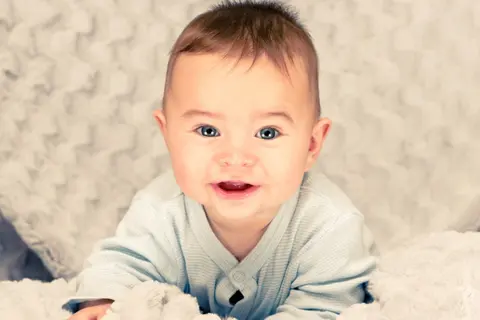 Gợi ý đặt tên cho bé trai năm 2025 hay, ý nghĩa, giúp con có cuộc sống bình an và hạnh phúc