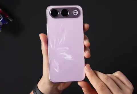 Thiết kế OPPO A7 Pro có gì nổi bật? Mặt lưng đổi màu, kiểu dáng hiện đại cùng độ bền cao