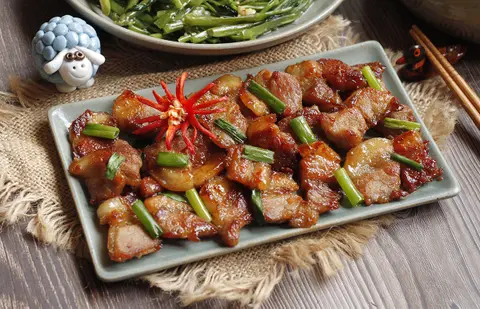 Hao cơm cùng món thịt rang chua ngọt cháy cạnh hấp dẫn, mềm ngon và chuẩn vị