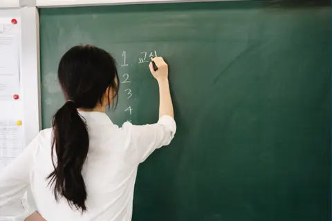 Tuyển tập những bài thơ 4 câu về thầy cô ngắn gọn mà chứa chan lòng biết ơn vô bờ