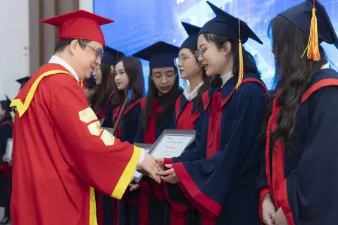 Thủ khoa là gì? Vai trò, tiêu chí và ý nghĩa lịch sử lẫn hiện đại của thủ khoa