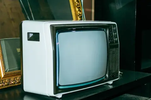 Tivi CRT là gì? Tìm hiểu nguyên lý hoạt động và lý do dòng tivi này dần biến mất