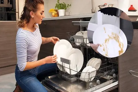Tráng bát đĩa trước khi cho vào máy rửa bát: Nên hay không? Cách dùng đúng chuẩn