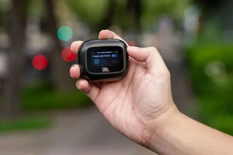 Trên tay JBL Live Beam 3: Hộp sạc thông minh, điều khiển trực tiếp không cần mở điện thoại