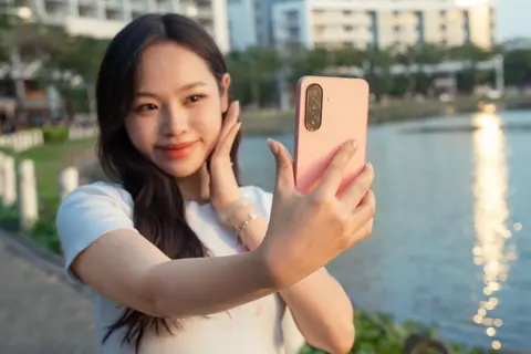 Trên tay và đánh giá Galaxy A26 5G: Chiếc điện thoại Samsung tích hợp AI và kháng nước IP67 giá phải chăng nhất