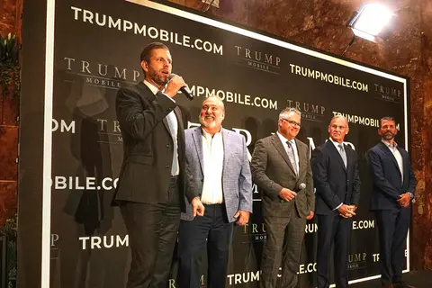 Trump Mobile chính thức ra mắt tại Mỹ với smartphone mạ vàng Trump T1