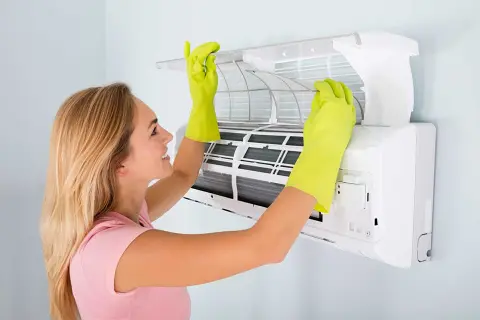 Vệ sinh máy lạnh bao nhiêu tiền 2026? Tham khảo khoảng chi phí mới nhất cho gia đình và văn phòng