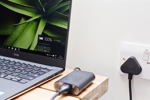 Giải đáp: Khi sạc pin laptop có cần tắt máy không?
