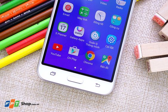 Điện thoại Samsung Galaxy J3 chụp ảnh đẹp với camera 8MP