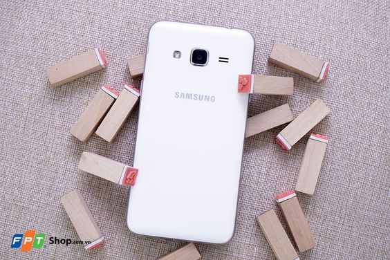 Samsung Galaxy J3 được trang bị màn hình Super AMOLED hiển thị rực rỡ