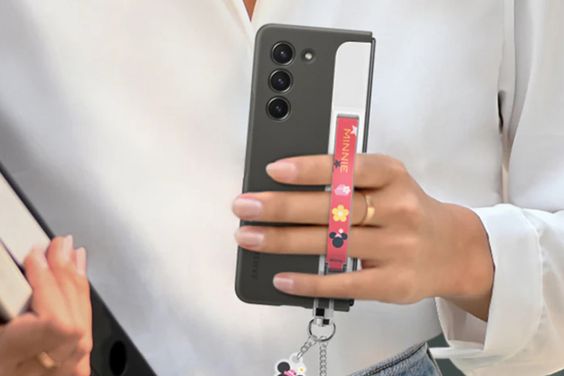 Ốp lưng Samsung Galaxy Z Fold5 kèm dây đeo - hình 3