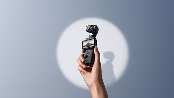 Camera hành động DJI Osmo Pocket 3 Creator Combo có thiết kế nhỏ gọn, dễ cầm nắm, di chuyển