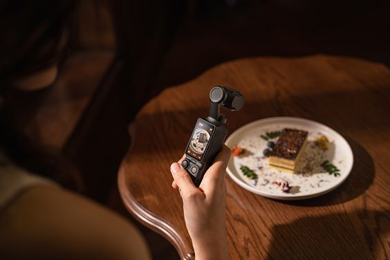 Camera hành động DJI Osmo Pocket 3 Creator Combo sở hữu màn hình cảm ứng OLED xoay 2 inch