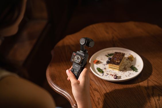 Camera hành động DJI Osmo Pocket 3 Creator Combo có chế độ màu D-Log M 10 bit và HLG HDR
