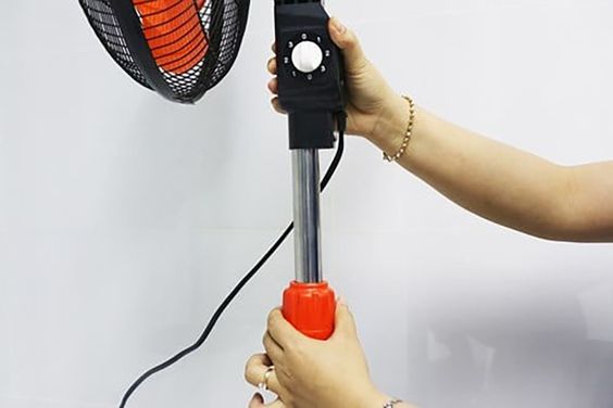 Quạt đứng Senko DTS1607 có thể điều chỉnh độ cao thân quạt