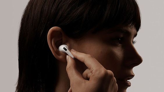 Trò chuyện thoải mái với tai nghe AirPods Pro