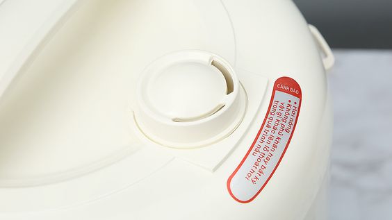 Nồi cơm nắp gài Kangaroo KG18RC3 có kiểu dáng thanh lịch