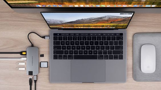 Kết nối với máy tính qua cổng USB-C 1