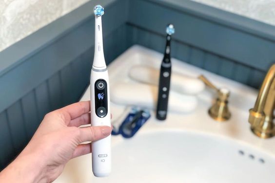 Bàn chải điện Oral B màu trắng tinh tế