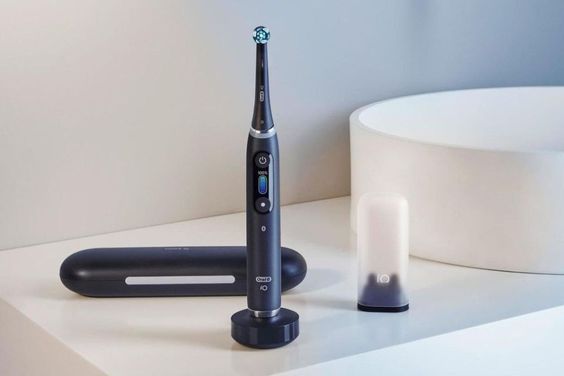 Bàn chải điện Oral B màu đen sang trọng