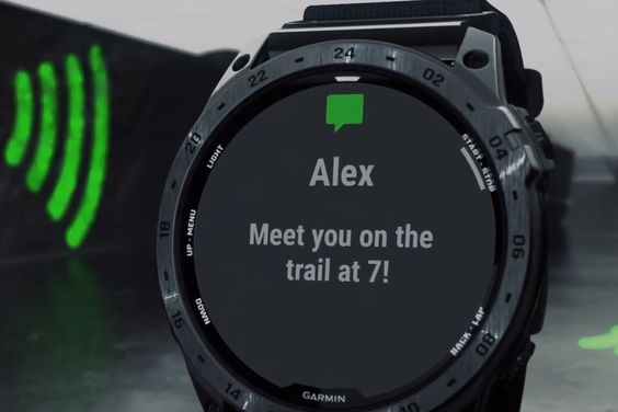 Nhận SMS trên đồng hồ, nghe nhạc qua Spotify