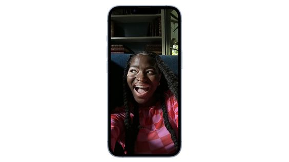 Camera selfie iPhone 14 tự động bắt nét linh hoạt 