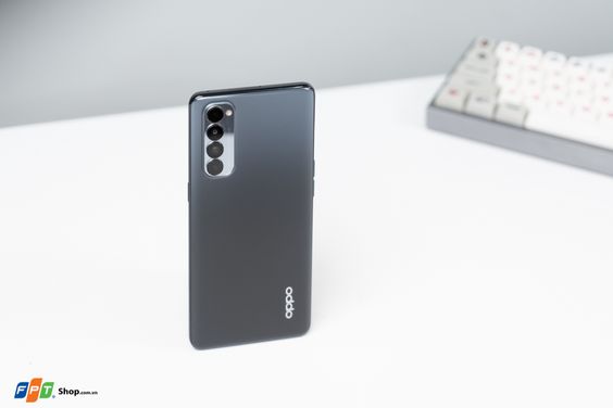 OPPO Reno4 Pro | Kính lưng sang trọng