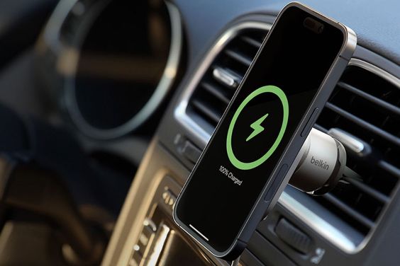 Sạc không dây Magsafe Belkin BOOSTCHARGE PRO 15w trên xe hơi