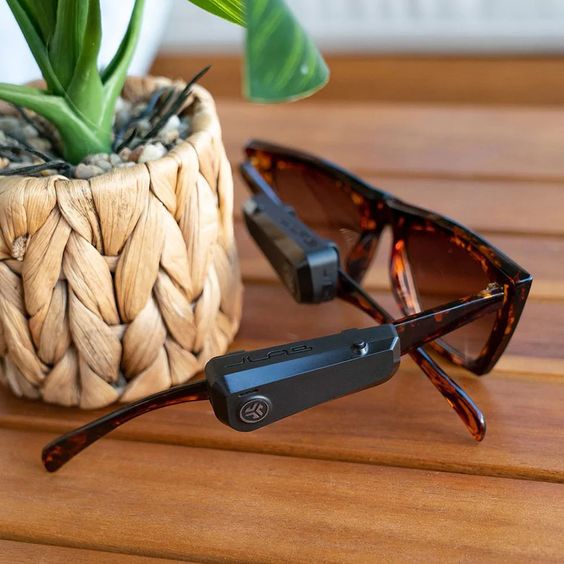 Tai nghe gắn kính JLab JBuds Frames điều khiển dễ dàng thông qua nút bấm